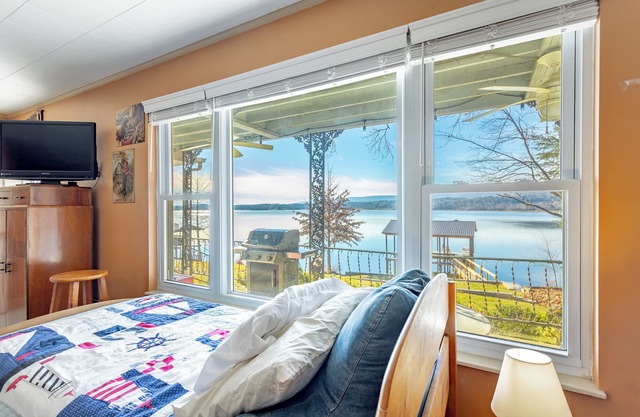 Vintage Mountain Lake Cabin w/Huge Dock - camp vibes, privacy, family friendly!