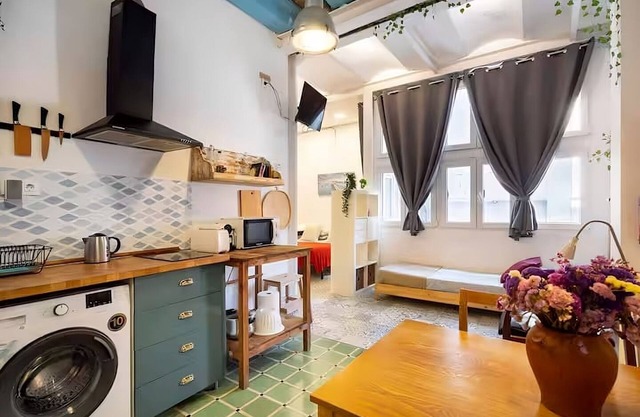 Vintage studio for 3 people, 15 min from BCN downtown, 8 min walk from the beach
