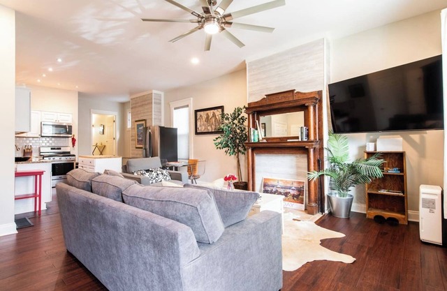Vintage yet Modern Highlands home! Walk to venues!