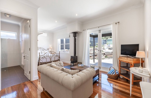 Vintners Retreat: Stylish Retreat near Sea & Vines