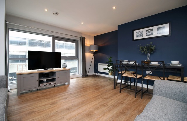Violet's Corner: Luxury Swindon Town Apartment: