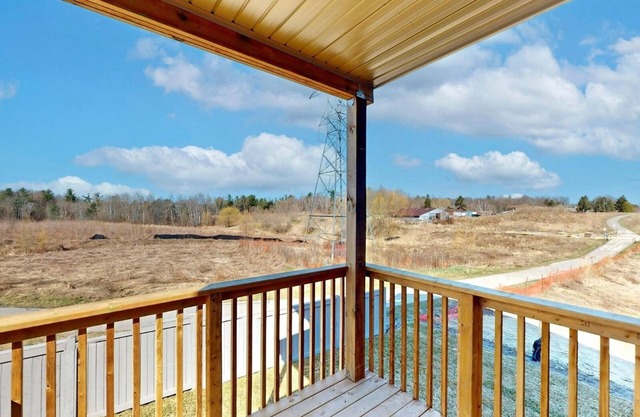 VIP Ensuite near Wonderland Vaughan in a luxurious house with all the comforts