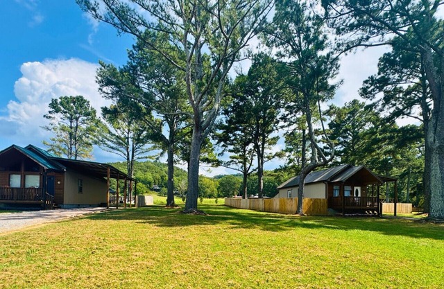 ViP Retreat at Lake Guntersville - Lucky Lodge & Coco Château