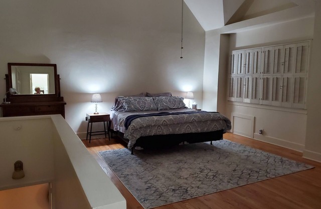 "Viscaya" Historic townhome near beaches and attractions in French Village,