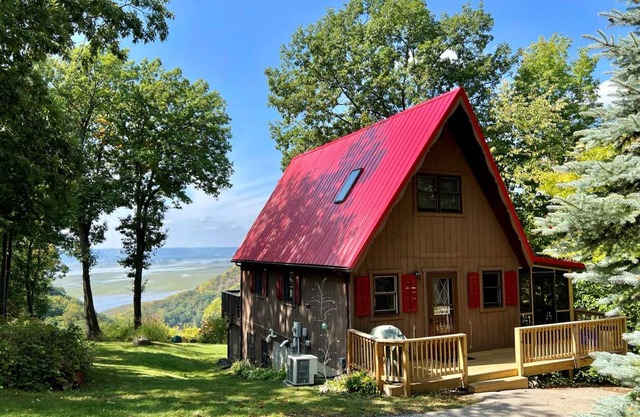 Vistaview Chalet! Gorgeous Mississippi River view with year-round HOT TUB!