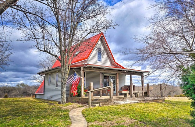 Vivid 'Cedar Ridge' Cabin ~ 23 Miles to Wichita!