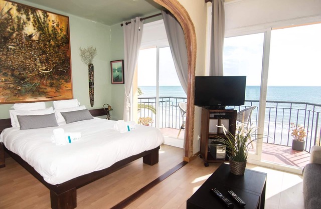 VORAMAR LOFT BY BLAUSITGES Stunning sea views from this beach front studio