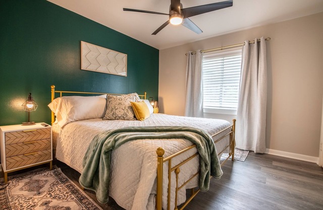 Vulcan's Emerald Hideaway B3 - King Bed/WiFi/City