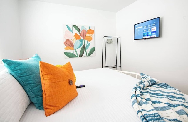 Vulcan’s Hideout Apt A2-Full Kitchen/King Bed/Pets