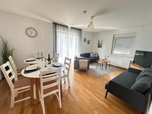 W24 - 8 Einzelbetten - 6 Schlafzimmer - Wohnzimmer & große Terrasse - 2 Bäder - Wohnung auf 2 Ebenen - Nähe Messe Stuttgart & A81 - Ideal für Teams & Monteur