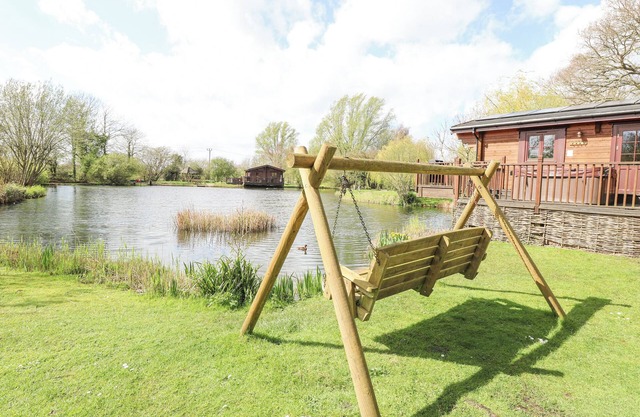 WAGTAIL LODGE, with hot tub in Badwell Ash
