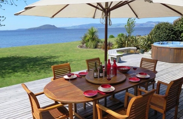 Waikuta Lakeside Retreat on Lake Rotorua