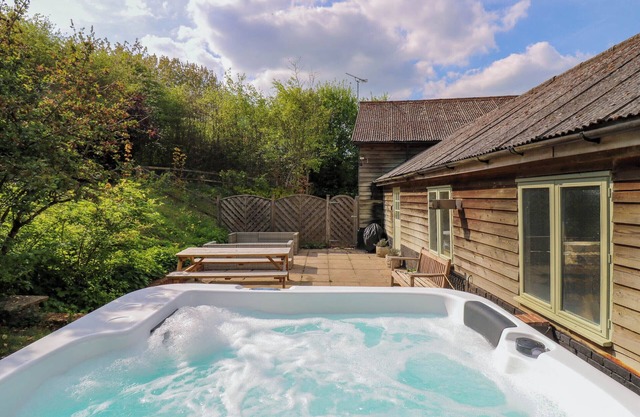WALDEGRAVE BARN, pet friendly, character holiday cottage in Glemsford
