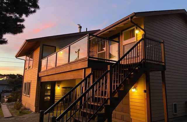 Waldport Ocean View home – 2 Bedrooms + Open Lounge, Sleeps 7