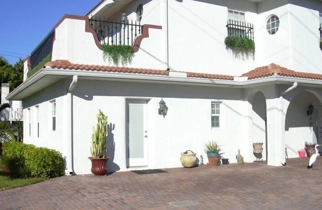 Walk barefoot to the beach! Private one bedrm apartment on Sunset Beach. Pets ok