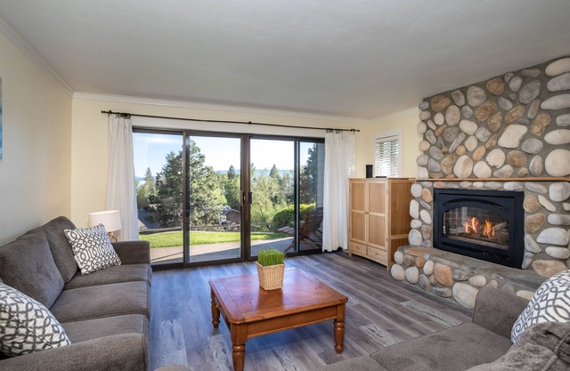 Walk-out patio, lake Access and fireplace - Updated Marina Cay Oasis