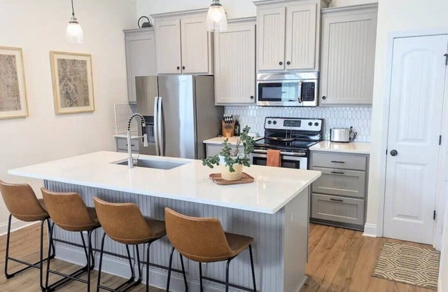 Walk to bars & restaurants! Minutes to downtown - 20 minutes to the beach