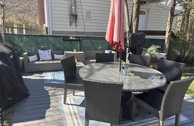 Walk to Beach 2BR Near Dining & Shopping