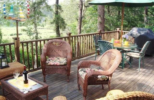Walk to Beach, AC, WiFi, Private, Fire pit, Dogs Welcome