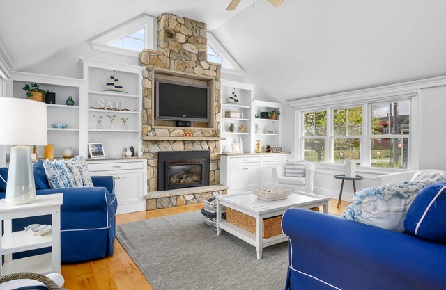 Walk to Beach and Town, Hot tub, Sleeps 8, Pet Friendly