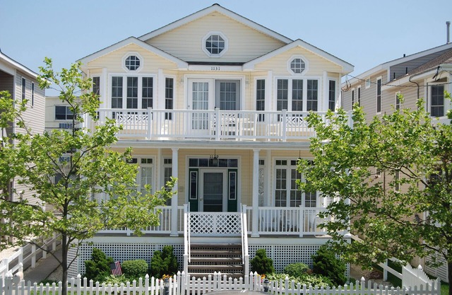 Walk to Beach & Boardwalk at 11 & Central, bikes, surf boards, chairs & tags inc