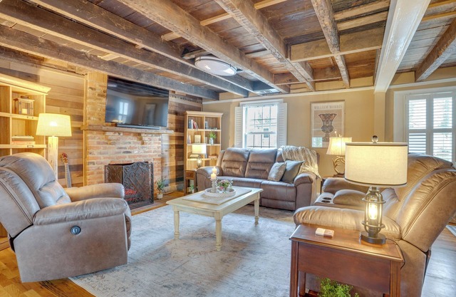 Walk to Beach: Historical Fredericksburg Home