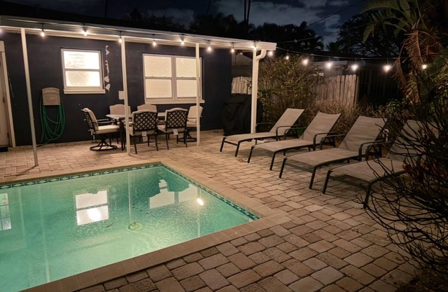 Walk to beach/Hot Tub/Heated Pool/New Remodel