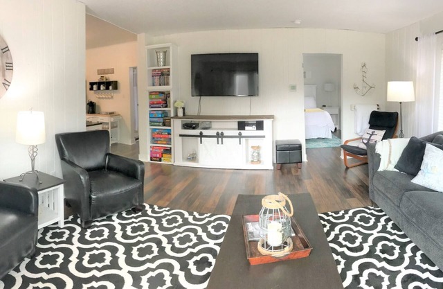 Walk to beach & marina! Beautiful, luxury family retreat - Farmhouse Cottage