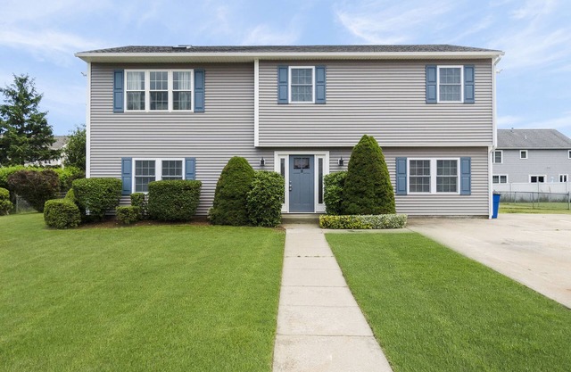 Walk to Beach! Newly renovated 6 Bed House, Sleeps 14, Central A/C, Large Deck!