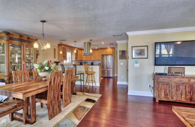 ☀️Walk to Beach🐬Private Deck🌴Comfort Cove🌊Walking Distance to Restaurants