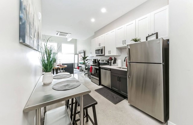 Walk to Bengals, Reds, Free Parking, King Bed, Gym, rooftop