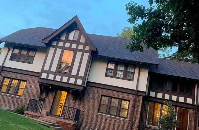 Walk to Big House, campus-bars-restaurants. Fully renovated & HUGE. Sleeps 20.