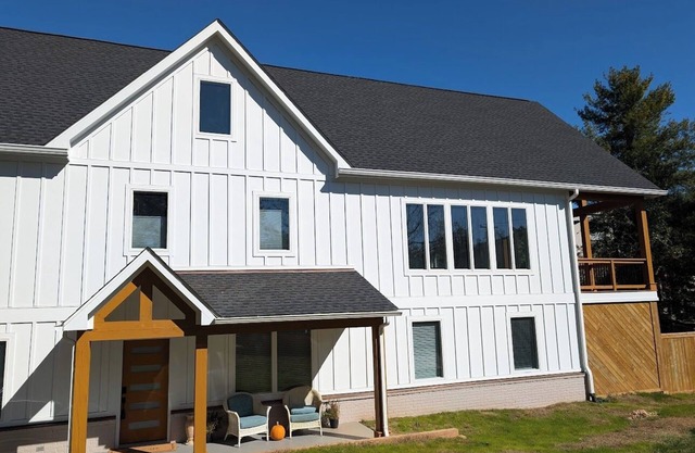 Walk to breweries, live music, restaurants, parking, fenced yard.