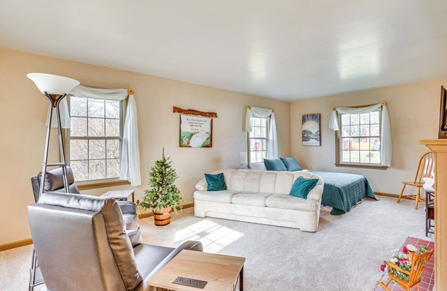 Walk to Centennial Park: Apartment w/Garage!
