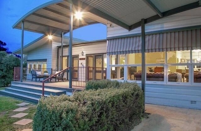 Walk to Corowa Whiskey & Chocolate Factory short drive Rutherglen wineries.