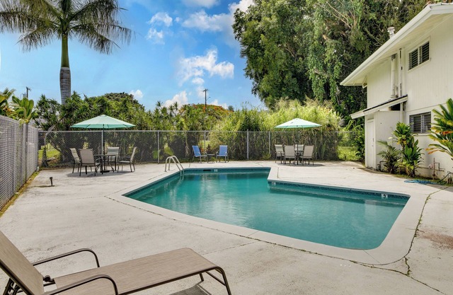 Walk to Downtown Hilo: Condo w/Pool Access!