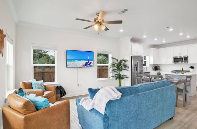 Walk to Downtown Marina Views Balcony King BBQ Grill 4 TVS Pet Friendly