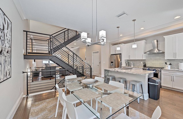 Walk to Downtown, Rooftop Jacuzzi, Contemporary Decor