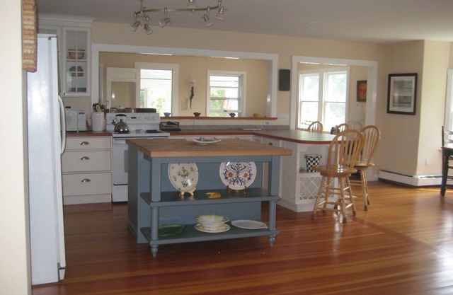 Walk to Edgartown! Sun at South Beach! Privacy & relaxation at special home.