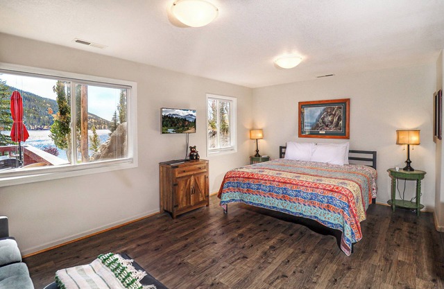 Walk to everything! Cozy Pet-Friendly Studio in the Heart of Grand Lake