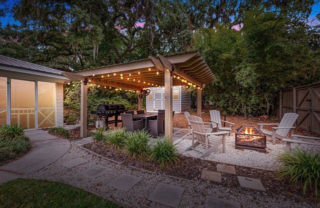 Walk to Famous BBQ Firepit Nights St. Simons Island Rental