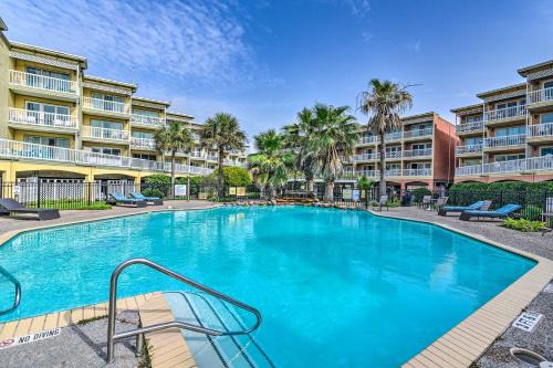 Walk to Galveston Beach Resort Condo with Perks!