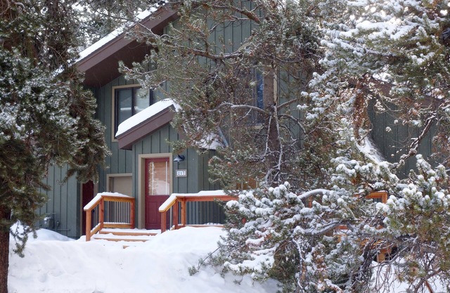 Walk to gondola & town, great for families, fenced flat backyard/hot tub