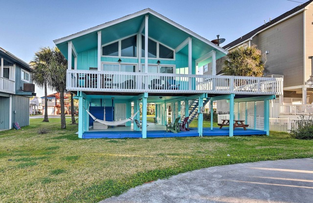 Walk to Gulf: Cozy Beach House in Galveston!