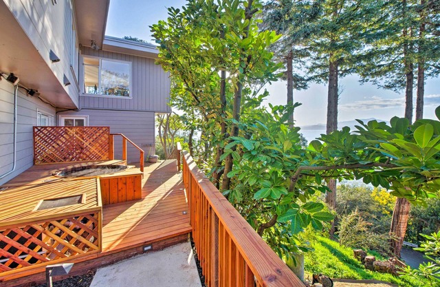 Walk to Keller Beach: Waterfront Studio w/Hot Tub