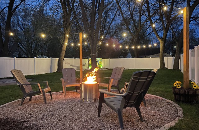Walk to Lambeau + Private Backyard + Mini Golf!