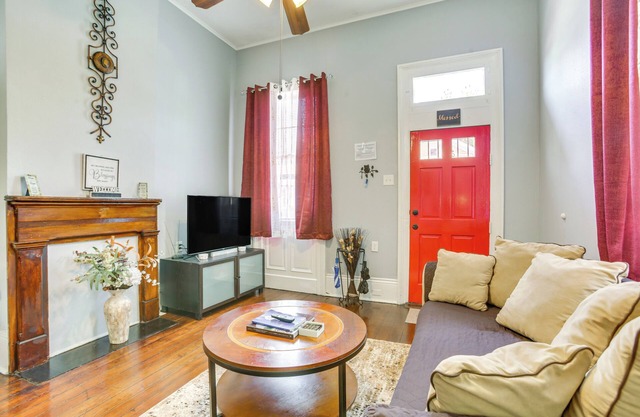 Walk to Magazine St: NOLA House in Irish Channel!