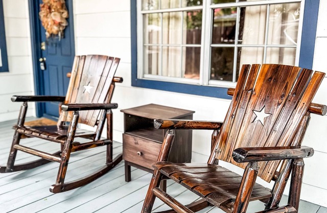 Walk to Main! Hot Tub, Fire Pit, Texas Charm