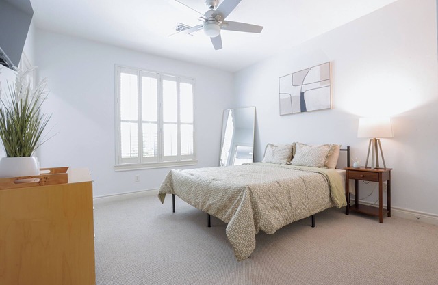 Walk to NRG Stadium, 3BR/3Bath.nElegance, Class, and Comfort Await You!