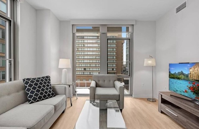 Walk to Pentagon Center | 2BR w/Pool, Grill & Gym | Crystal City